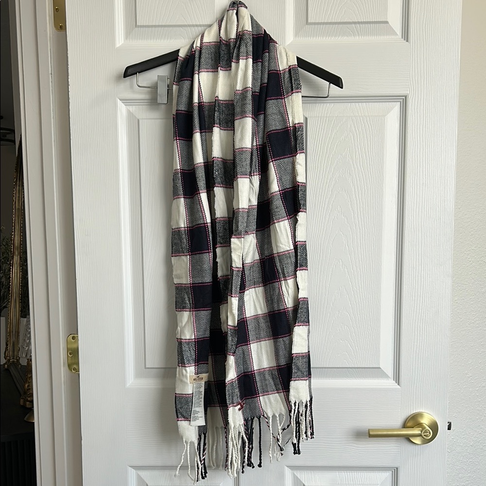 NWOT Hollister Super Soft Navy and White Plaid Scarf Pink Stitching Tassle Ends